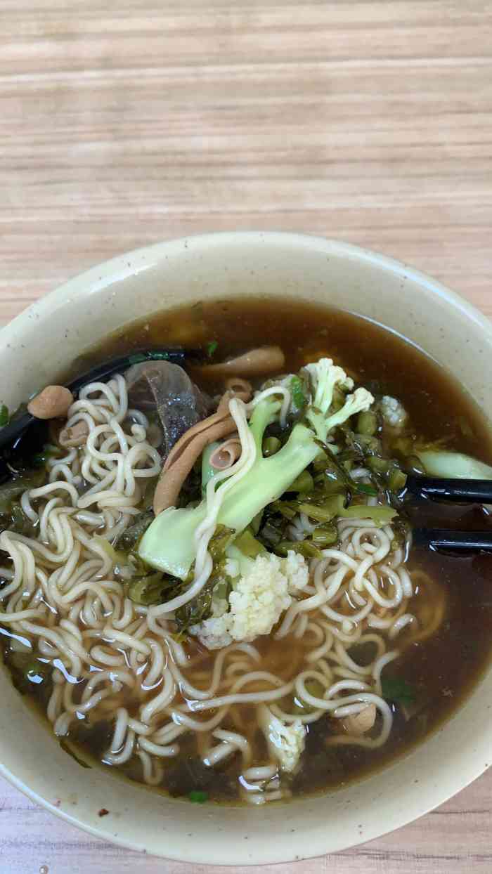 洪濑酸菜面在泉州呢有很多家酸菜面的这家的味道还不错位于美食街是一