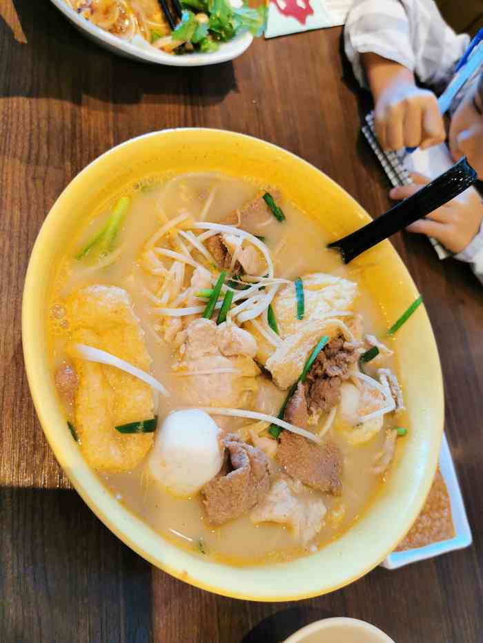 谭仔云南米线-"麻辣味蛮好吃的,红油耳片,夫妻肺片和鸡翅.