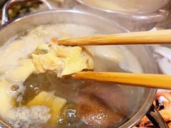 锅底里面的鸡肉-丽江庭院之爱在路上(西单店)