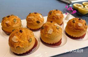 Pineapple Bun with Nuts