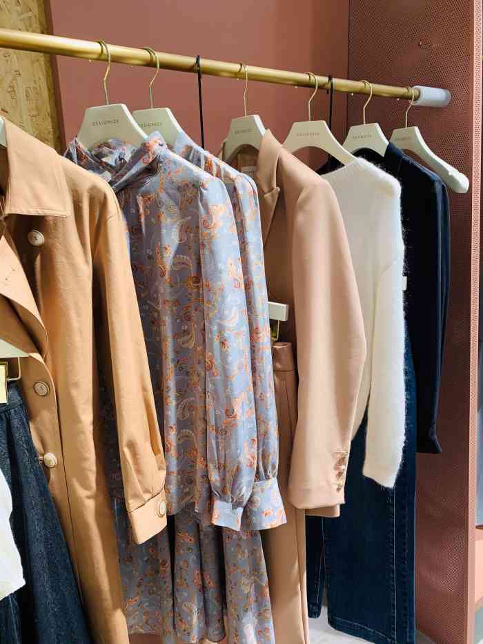 打分 designice女装品牌,乐客城二楼,部分冬装在做打折促销,春款裙装