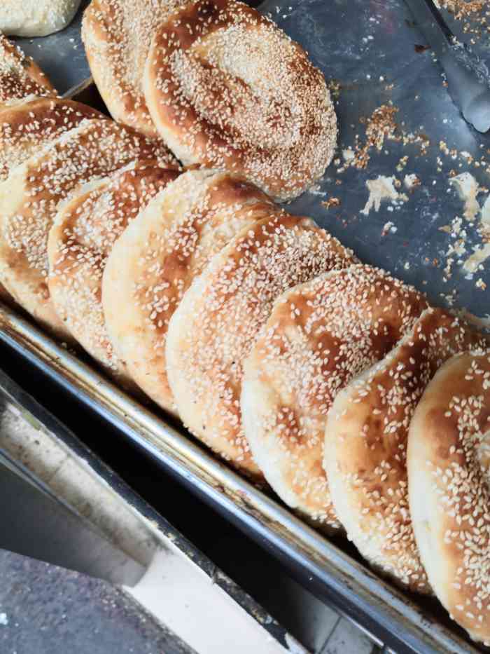 味道好吃,里面比较酥软,外面全是芝麻,吃一口满口香,性价比高,王烧饼