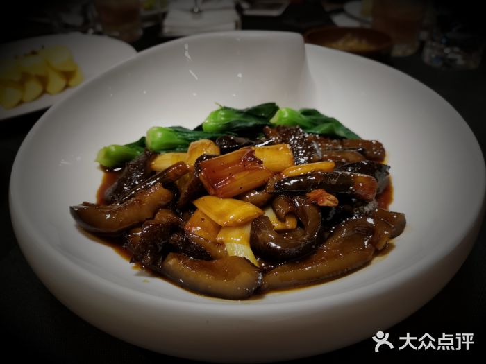 鲁采LU STYLE(新天地店)葱烧海参配乌米菌图片