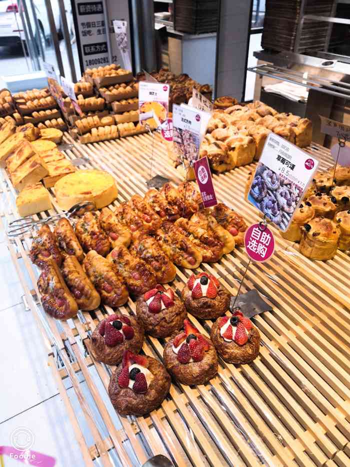 bakery面包工坊-"[环境]水泥厂路口唯一的一家甜点面包店.