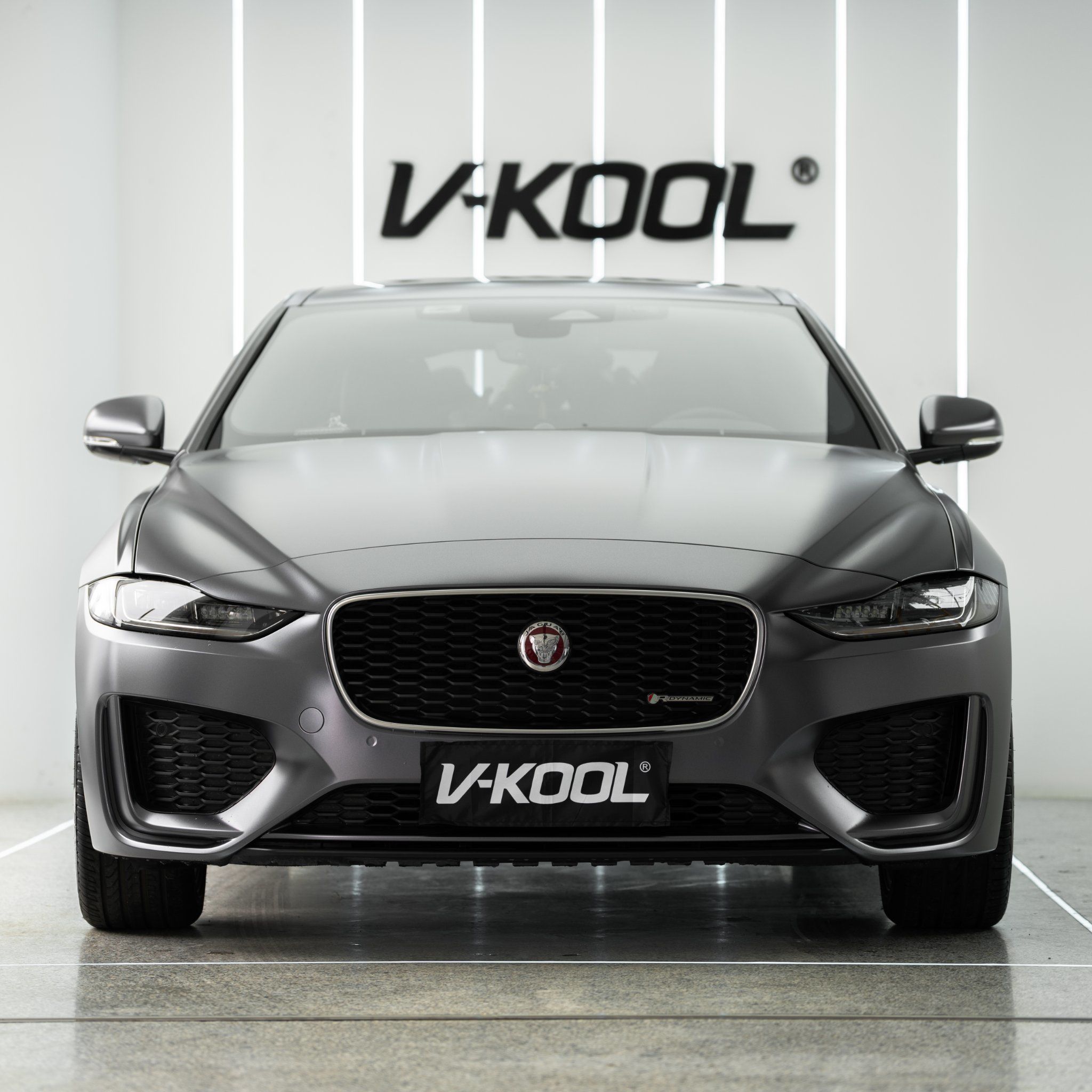 n给简约的灰色增添一抹酷炫
#捷豹xel#改色贴膜 #美威车膜之家