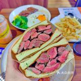 午餐来一份巨巨巨大的菲力牛排三明治