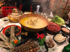 -鲜入围煮花胶鸡海鲜火锅