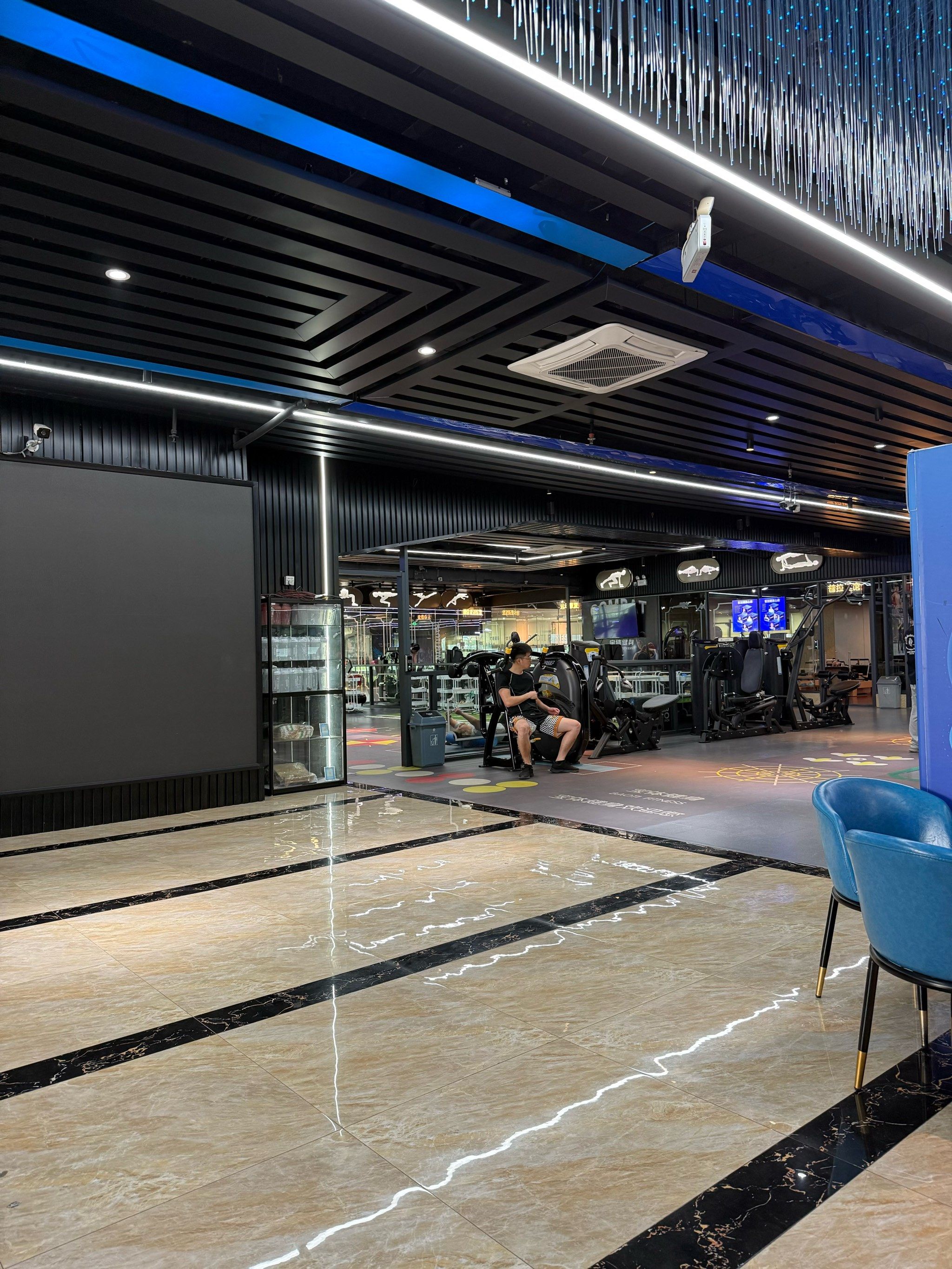 地理位置优越,周边都是篮球场游泳场广场环境好,开了好多年的健身房