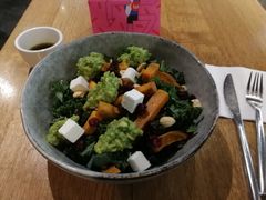 煎三文鱼牛油果色拉-Wagas沃歌斯(太古汇店)