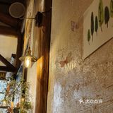 帐篷里面吃面条