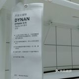 这样一块墙面闲着也怪可惜，可以在上面放一些装饰品
