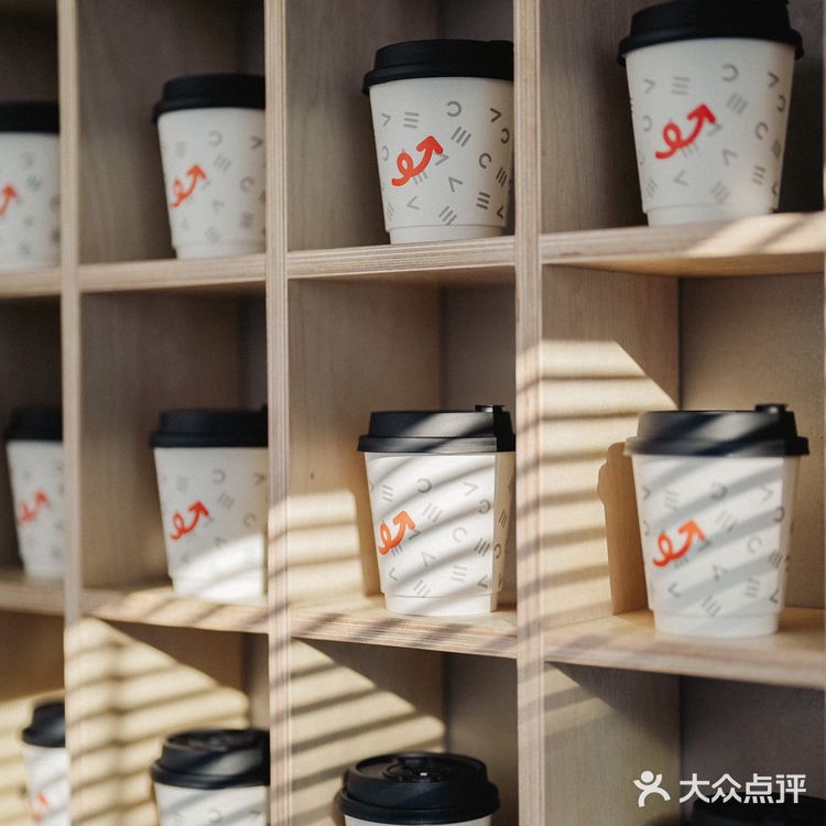 最近芜湖的天气简直不要太好，找了一间咖啡店晒太阳