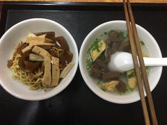 -松树干拌面店