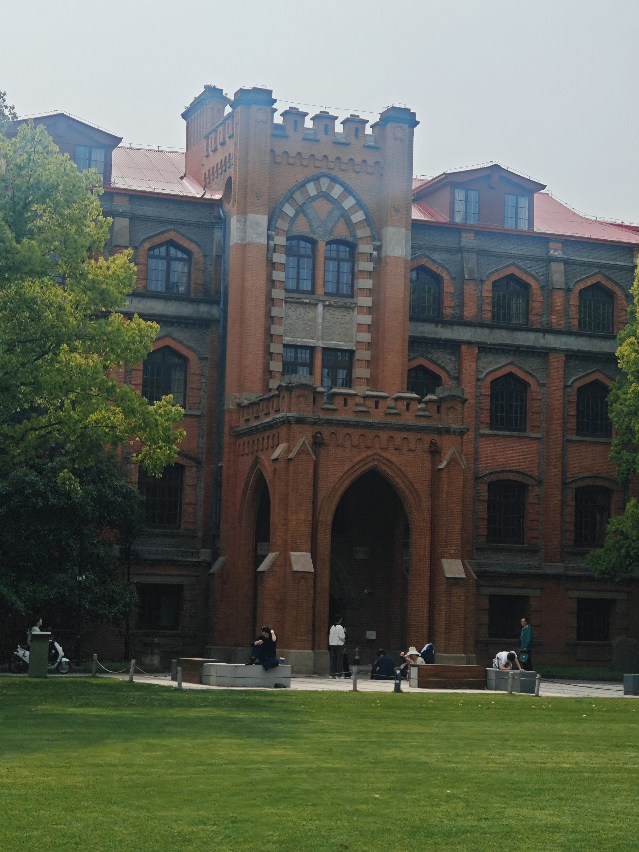 在美丽的苏大校园东吴流转又一秋,红楼,钟楼,炳麟图书馆
坐落于苏州