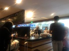 很忙碌的前台-星巴克(浦东机场T2到达店)