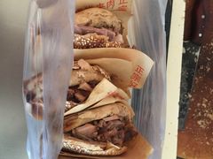 烧饼夹肘子-洪峰浩老北京烧饼夹肉(角门路店)