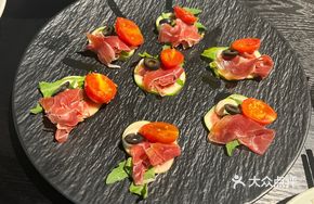 Fig, Prosciutto and Cherry Tomato with Arugula