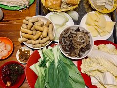 -洞庭洲·防空洞火锅·烧烤·铜锅涮肉(新百广场店)