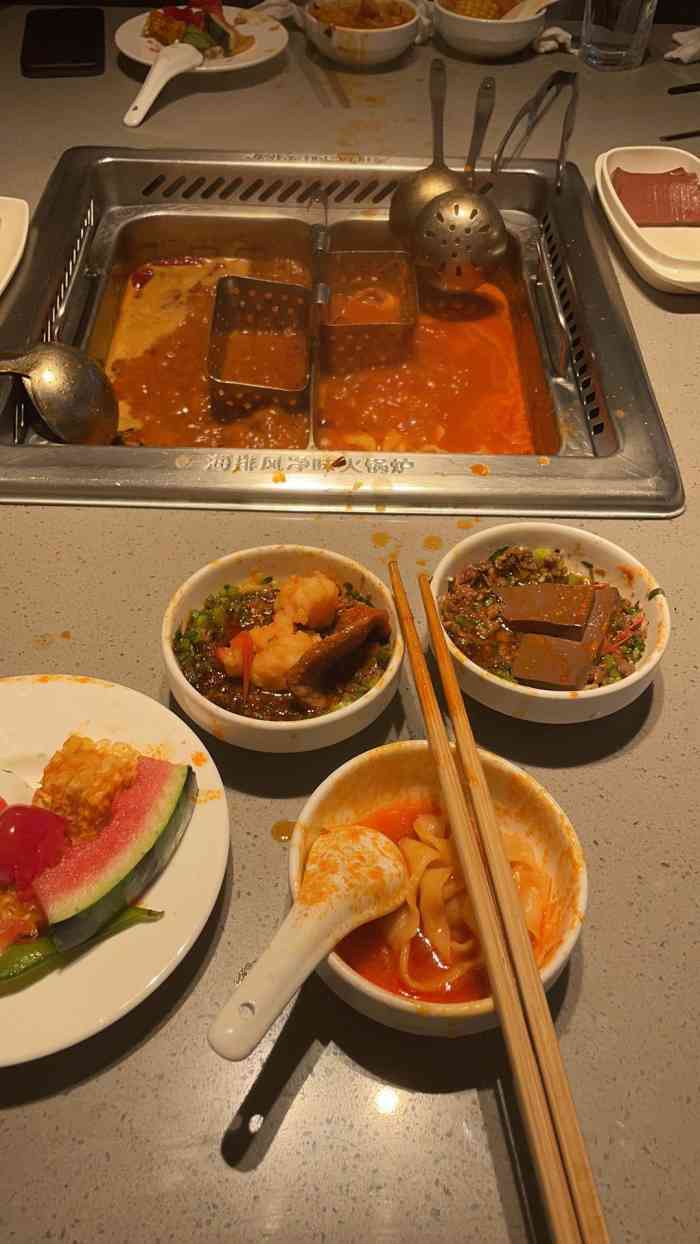 海底捞火锅(宝杨宝龙广场店)-"[薄荷]环境:环境方面海底捞的统一风格.