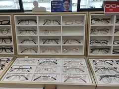 -美式眼镜·授权蔡司.依视路.尼康.豪雅.明月(南翔印象城店)