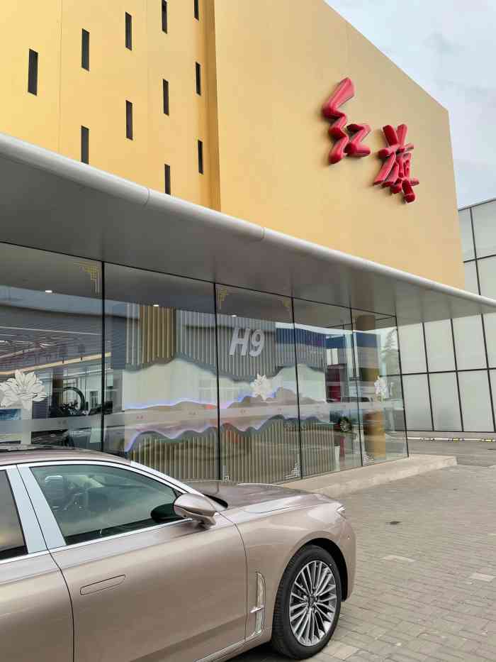 祥龙博瑞汽车服务有限公司一分公司-停车场-"陪朋友过来看看车,园区内