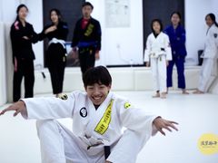 -菠萝格斗巴西柔术训练馆