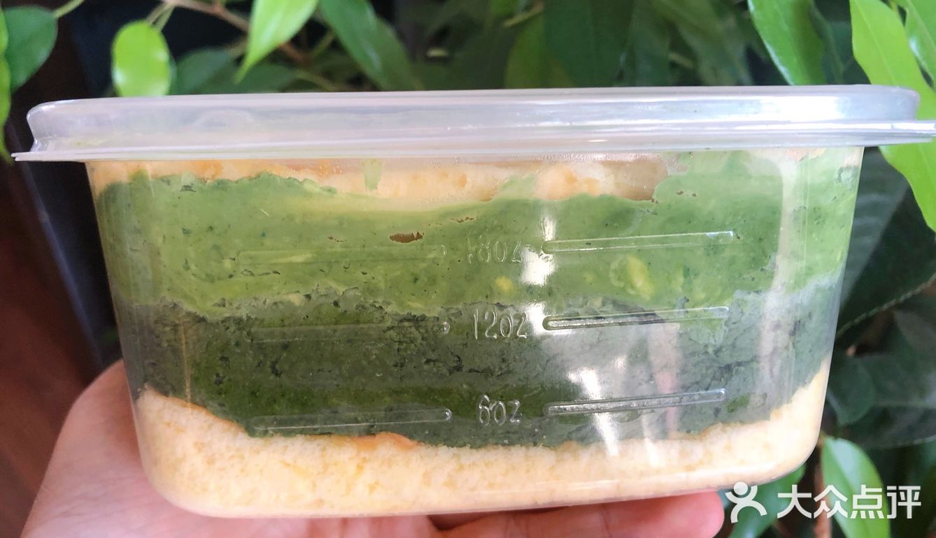 奶酥的抹茶味会比面包里的重，颜色也更深