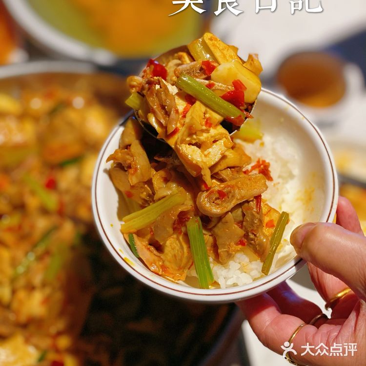 贵阳旅游必吃美食•特色糟辣三姨孃爆炒脆肠🥢