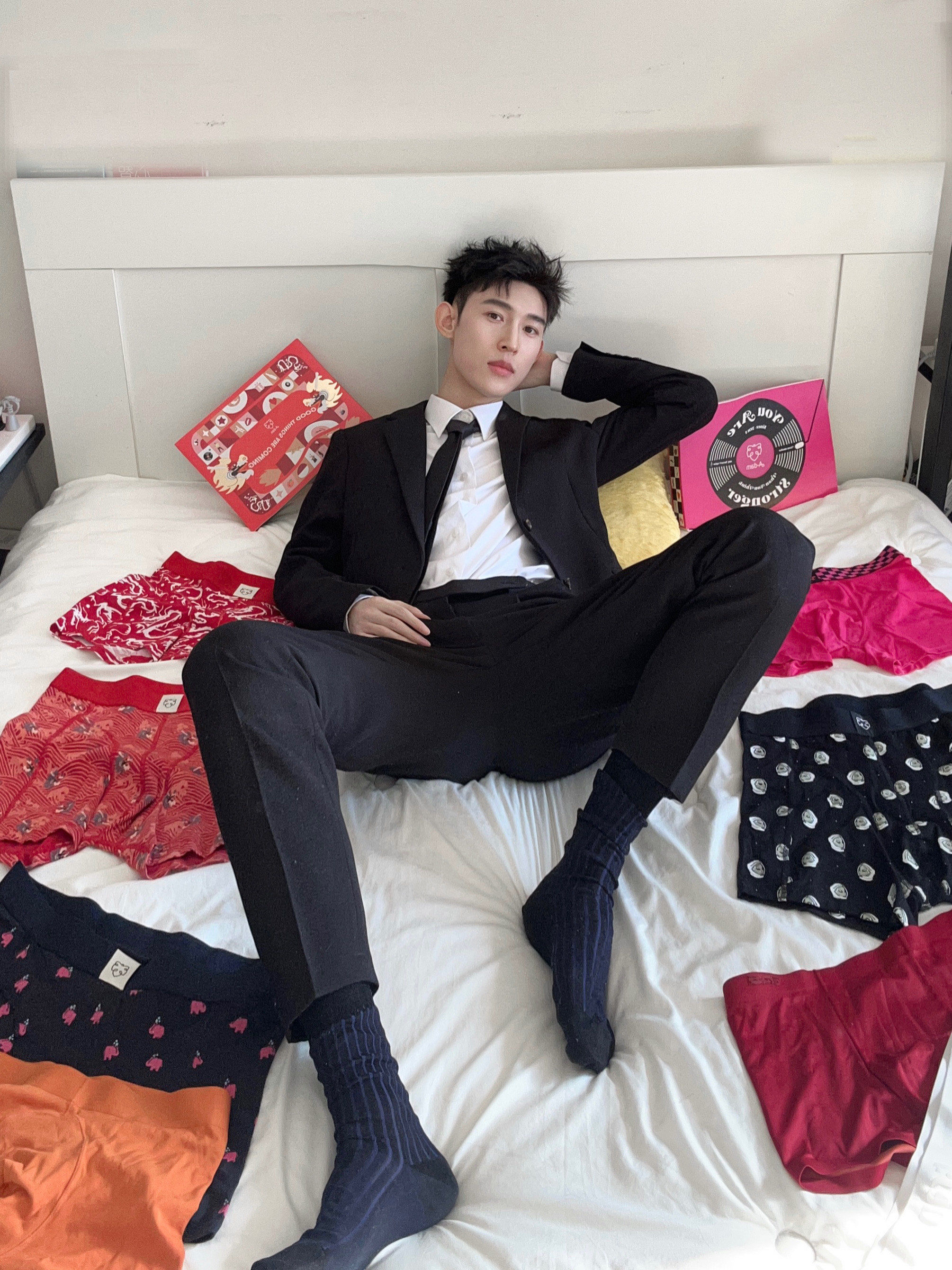 男大学生西装黑袜穿搭好看吗