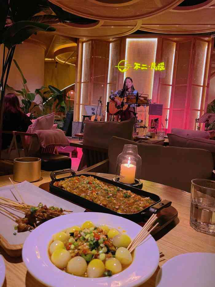 不二·民谣音乐餐酒吧(西安店)-"[薄荷]环境: 南门下舒适的音乐餐厅