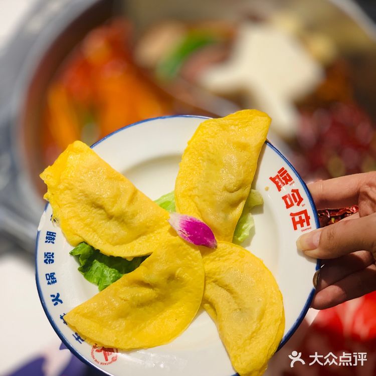 人气爆棚明星火锅~   整个餐厅装修的也是相当的红火