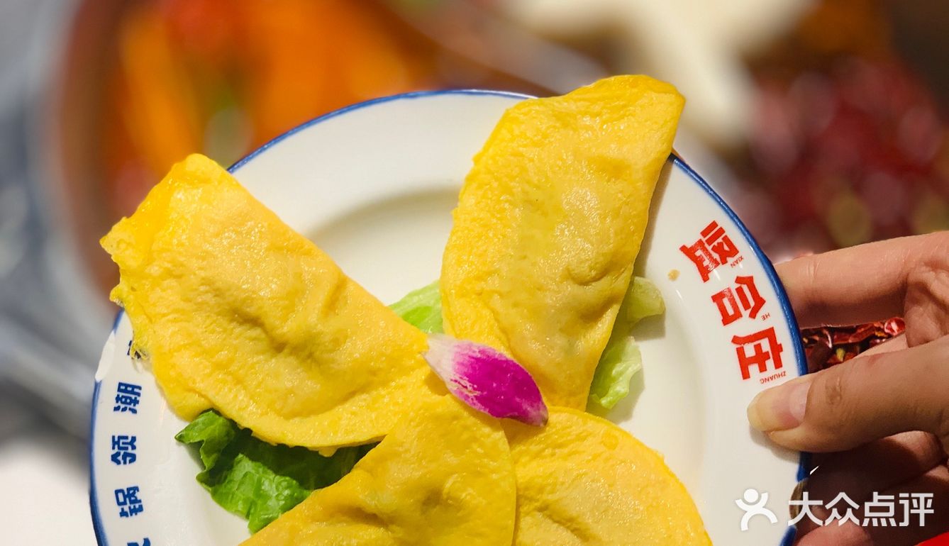 人气爆棚明星火锅~   整个餐厅装修的也是相当的红火