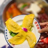 人气爆棚明星火锅~   整个餐厅装修的也是相当的红火