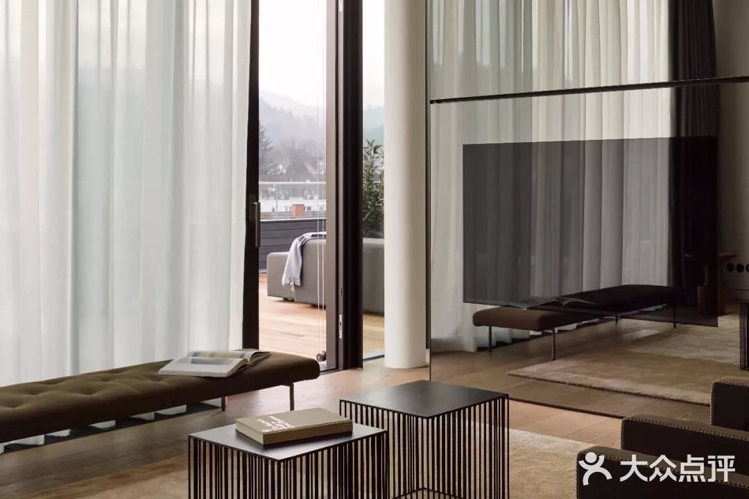 Roomers Hotel建筑外观采用简洁的黑白灰格调