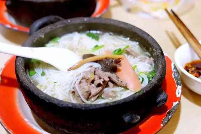 何家会砂锅粉-"何家会砂锅粉从小吃到现在,从几块钱吃到1.