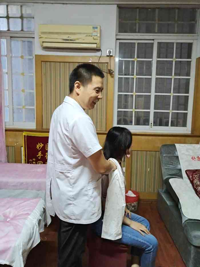 打分 院长手艺高超,服务热情,环境整洁.