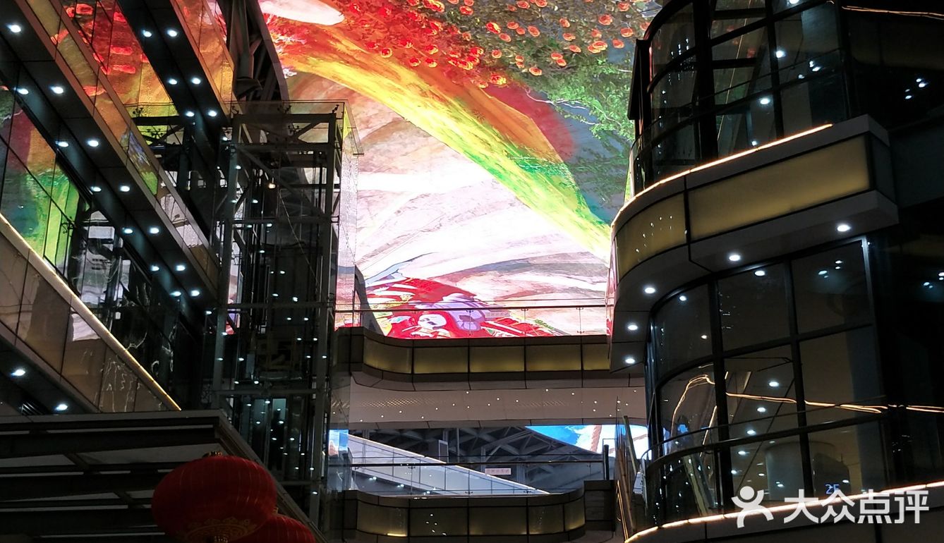 美食、商场,茶饮都有,最重要的是,徜徉在银河里