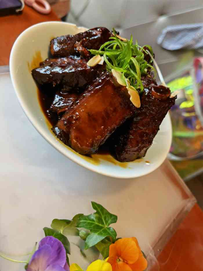 新榆园(总店"菜的味道普通咯,餐厅位置好.那道有干冰的.