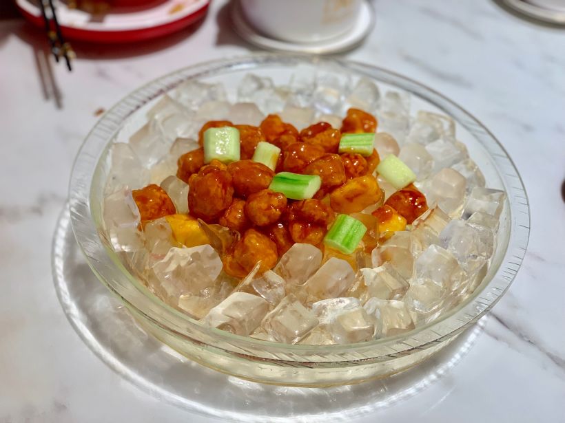 「冰镇菠萝咕噜肉」 冰冰凉透心凉,还放了几块青瓜,咕噜肉吃起来还是