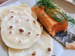 烟熏三文鱼配烤饺子皮和芥末籽酱-BOR Eatery(安福路店)