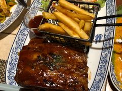 烤羊排-卷心菜和避孕套餐厅(Pattaya)