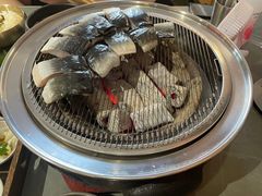 -围炉肉舍•炭烤活鳗•丹东海鲜烤肉(步行街店)