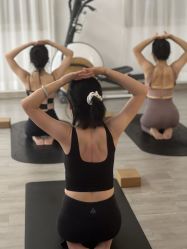 -闺蜜瑜伽·普拉提女性塑形馆