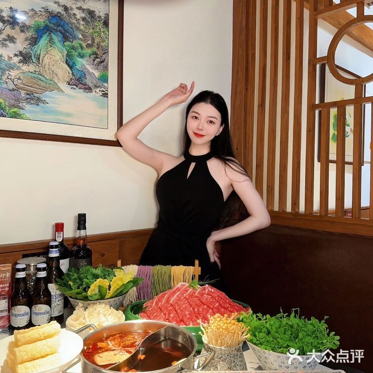 漂亮姐姐请吃饭，创意火锅炫炫炫