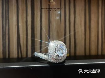 主钻是用经典的圆形钻， 因为圆形钻拥有完美的对称比例