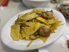 五花肉炒青笋-鑫悦楼煎蟹·16年海鲜大排档