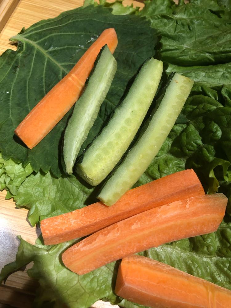 0 服务 : 5.0 这是上的蔬菜拼盘,不知道切好放了几天!