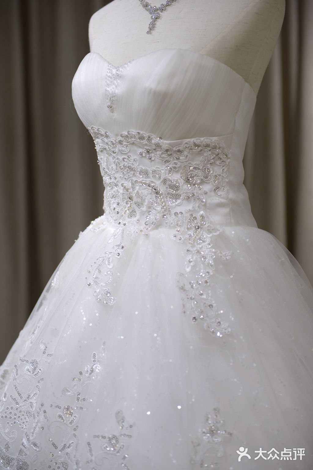 霓裳国际礼服馆:经典抹胸水晶齐地纱