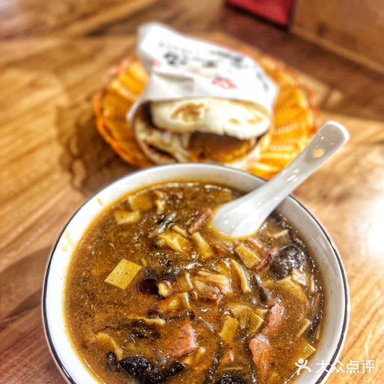 吃起来特别爽 牛肉夹馍肉给的实在 再夹个咸鸭蛋