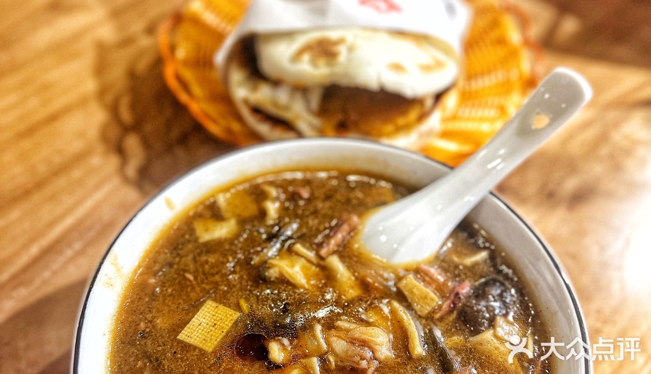 吃起来特别爽 牛肉夹馍肉给的实在 再夹个咸鸭蛋